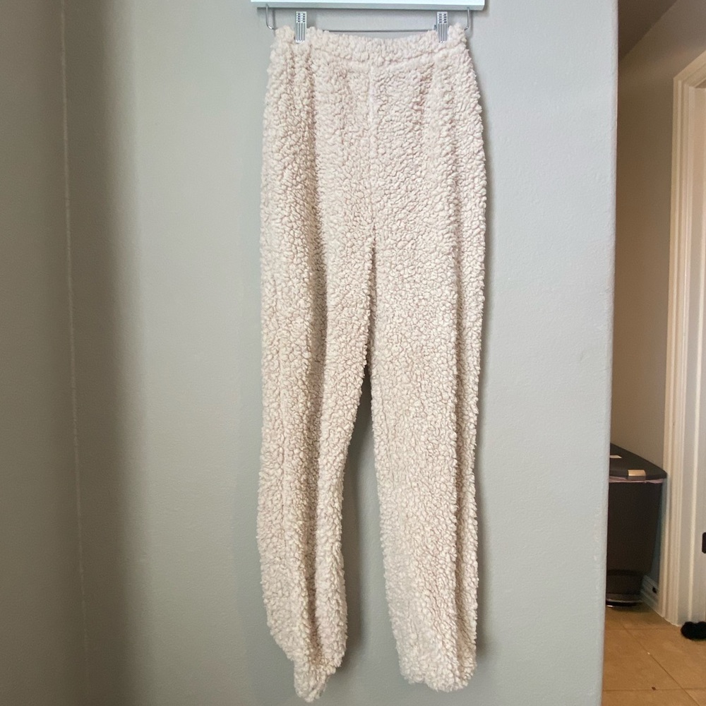 Fuzzy cream joggers - size S